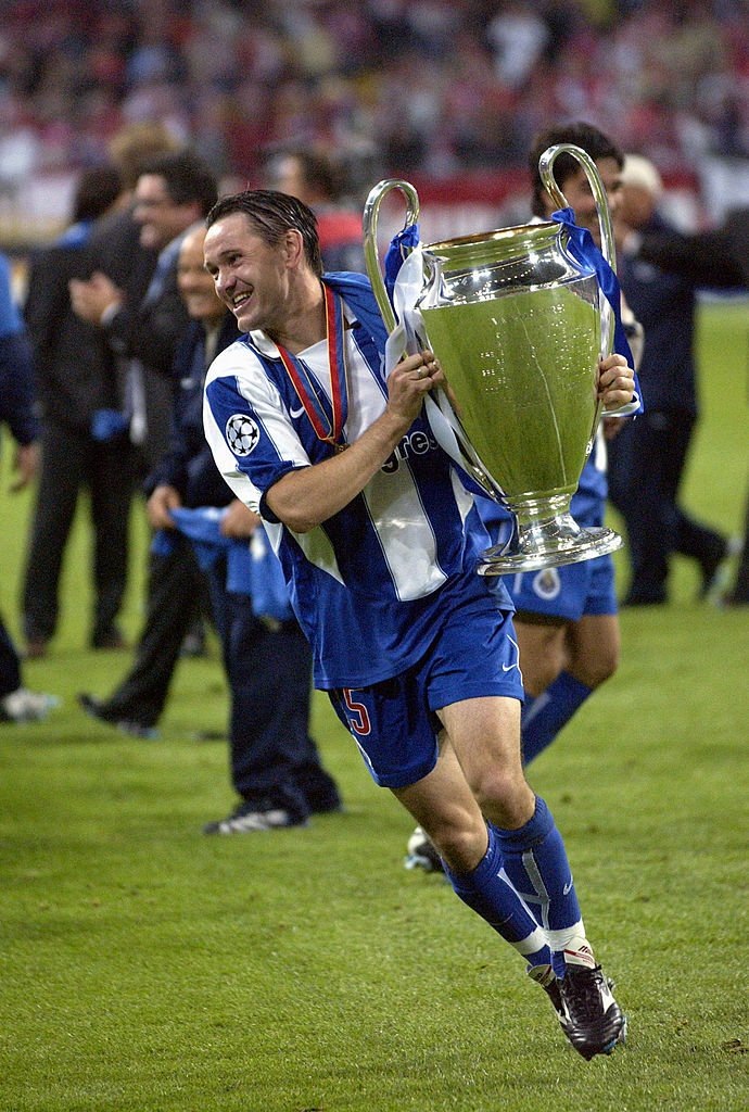 на фото Дмитрий с кубком УЕФА. 2003 год. Команда "Порту" (Португалия)