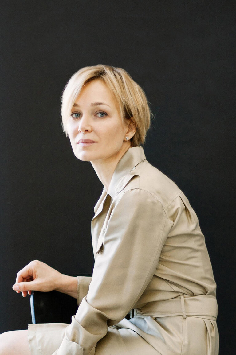 НАТАЛИЯ ВДОВИНА. Эту актрису, лауреата высшей театральной премии Москвы «Хрустальный Турандот», а также дважды лауреата российской театральной премии «Чайка», отличает изысканная фактура, избирательность, тонкое прочтение любого материала и точная, пронзительная подача.