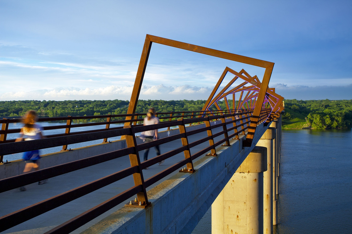 High Trestle Trail. Мост Хай Трестл Трейл, США. Мост де Мойн. Реку де-Мойн. Железнодорожный мост.