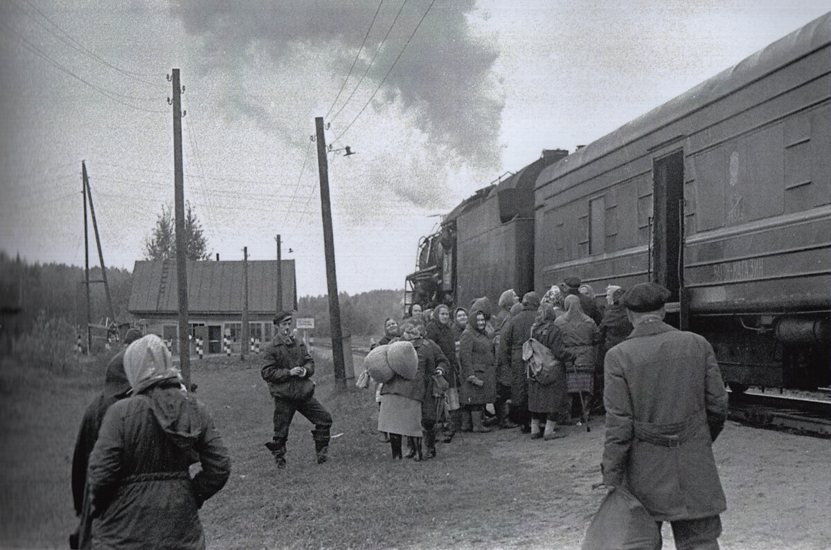 Станция Брылёво, линия Торжок-Соблаго. Деревенский народ толпится у пригородного поезда №653/654 Торжок-Осташков. Фото из архива ВОЛЖД