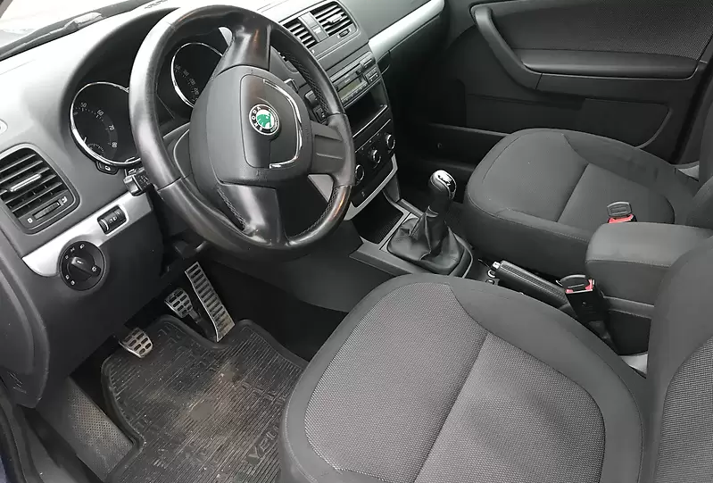 Пробег данного авто - 101 000 км: рулевая оплетка уже подзатерлась, а тканевая обивка кресел уже теряет свою форму.