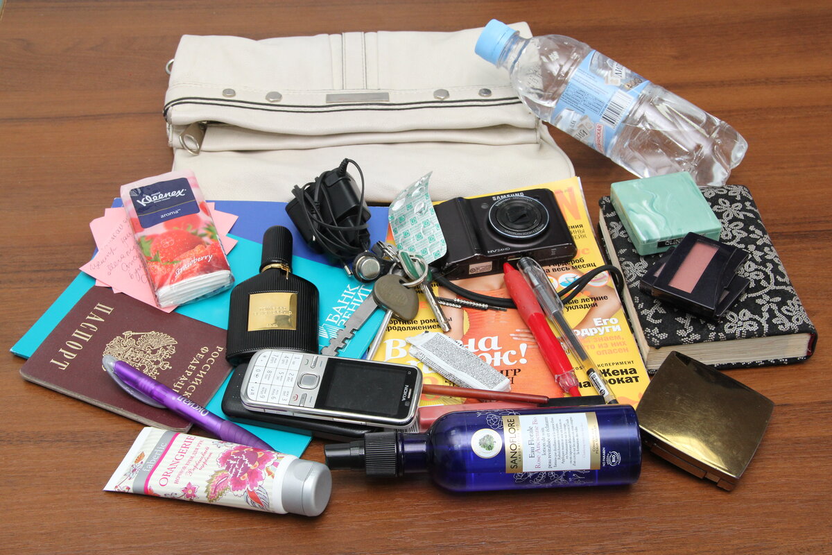 19 жизненно важных предметов, которые должны быть в сумочке каждой женщины в быту