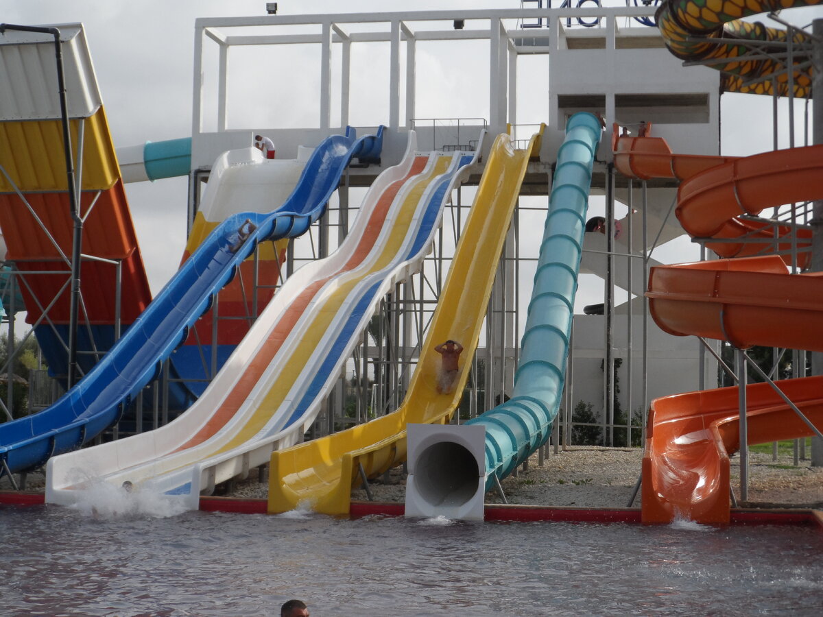 Крайняя слева горка-"трамплин"