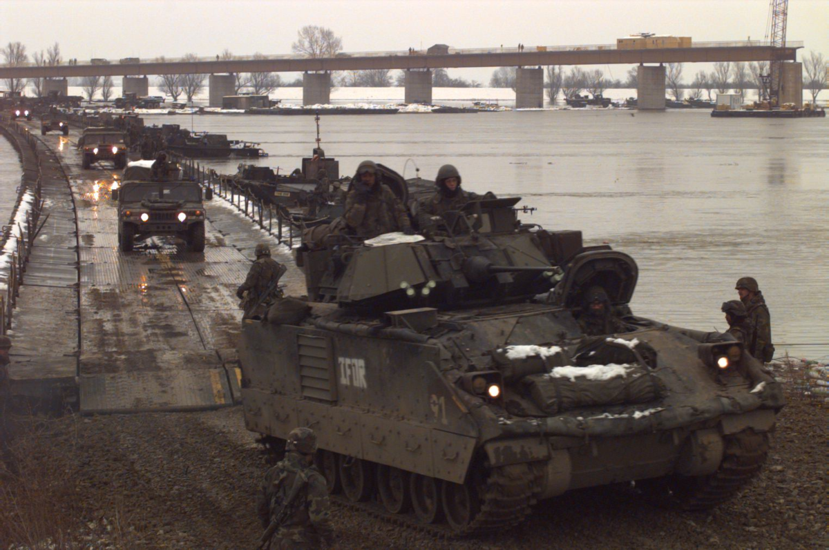 Колонна Армии США пересекает понтонный мост через реку Сава из Хорватии в Боснию и Герцеговину. 31 декабря 1995 года