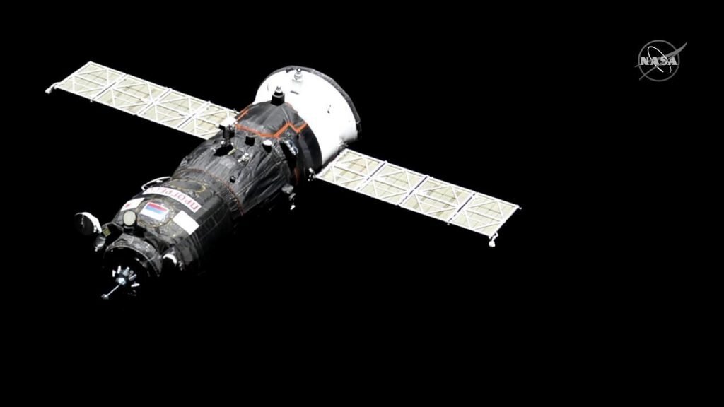 На снимке: корабль "Прогресс МС-11" прибывает на Международную космическую станцию. Источник: НАСА ТВ. 