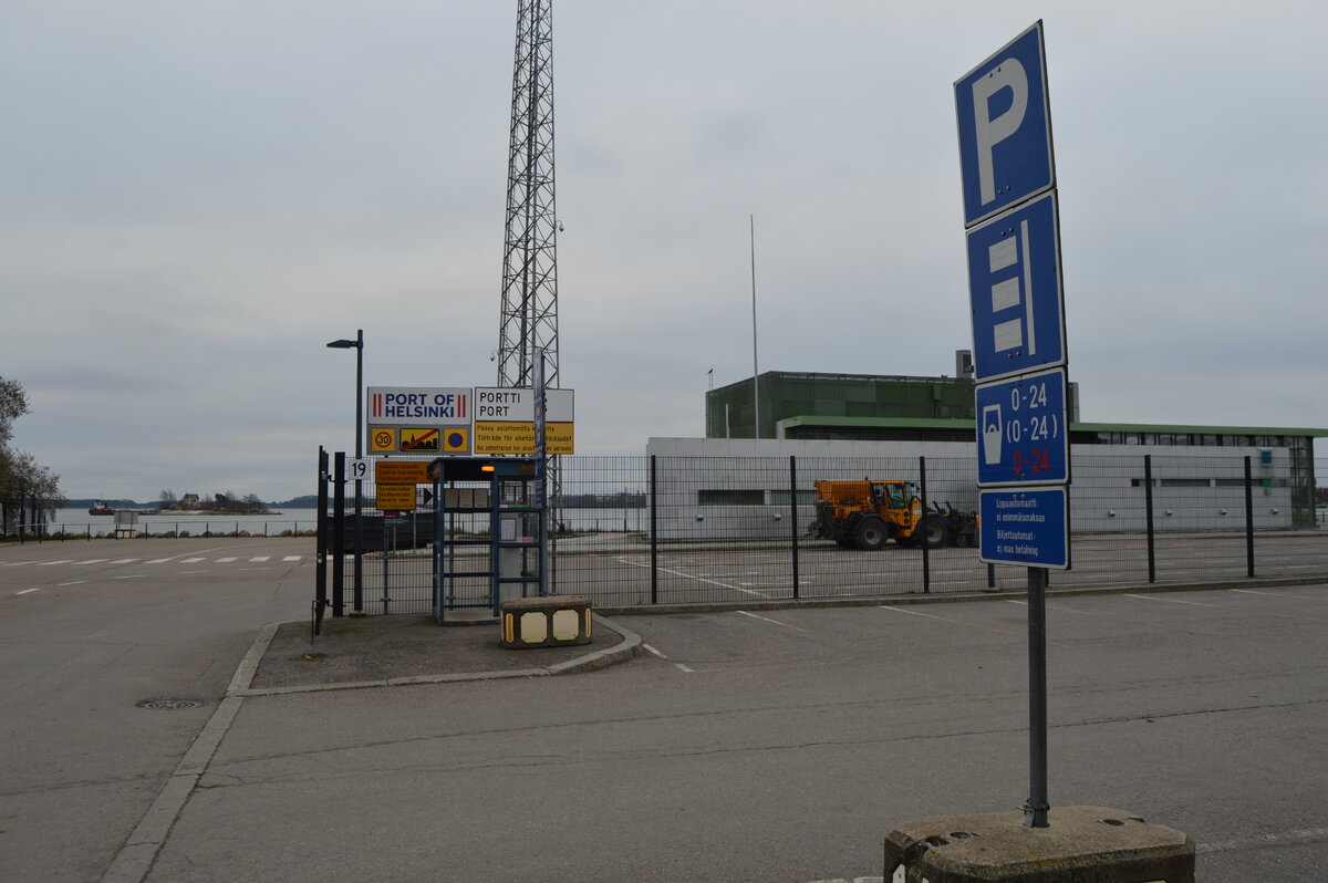 Справа - парковка, за забором будочка, где выдают документы на паром, потом нужно повернуть направо и ждать  погрузки на паром. Фото Александры Кудрявцевой