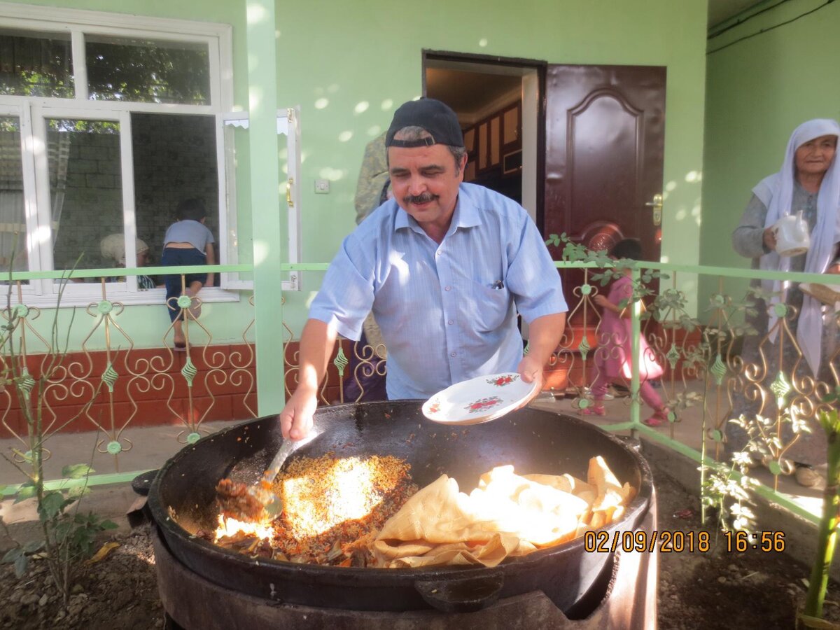 У моего друга и коллеги Одила Усманова праздник. Плов готовят вот в таких больших казанах