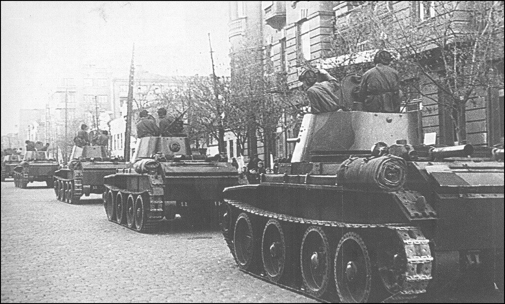 Советские БТ-7 на улицах Львова. Фото из открытых источников