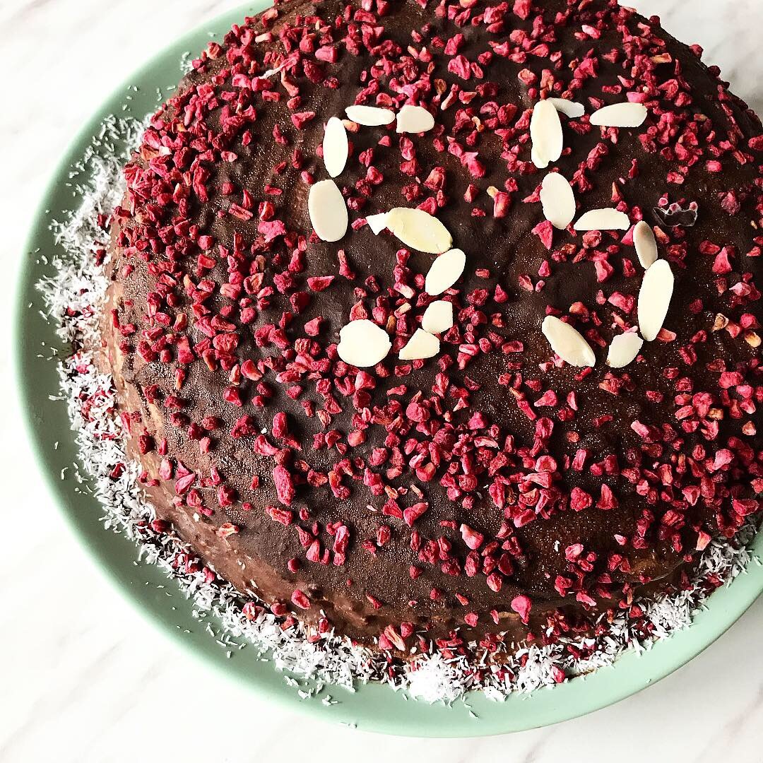 Торт украшен шоколадом и сублимированными ягодами