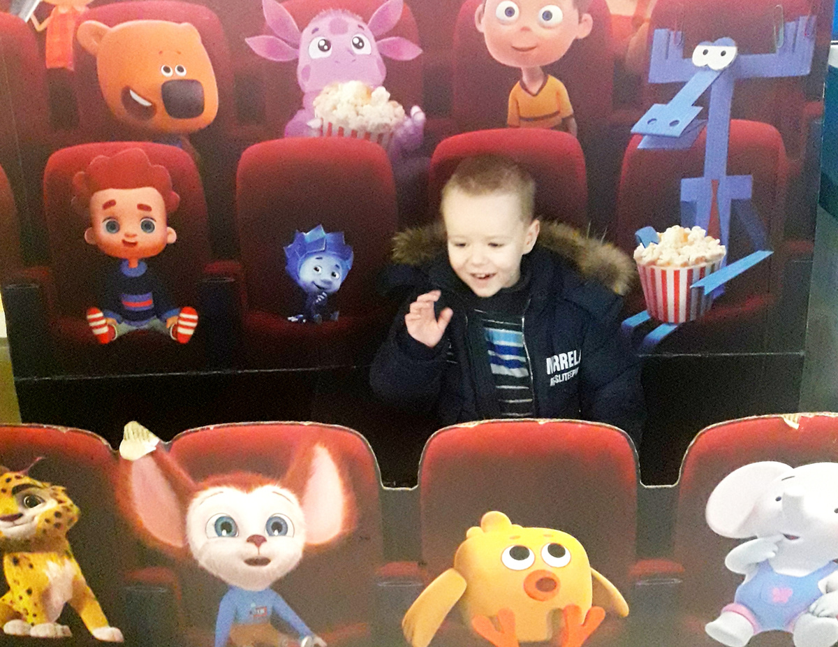 Ваня в кинотеатре со своими любимыми героями