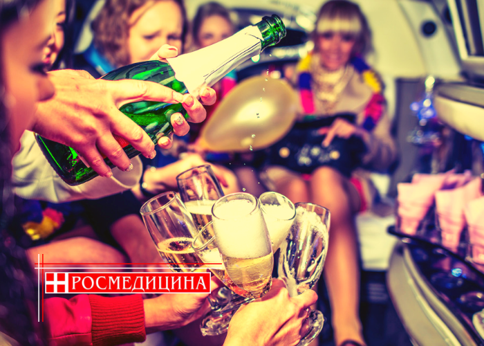 Распитие алкоголя на выпускных вечерах запрещено. Но это никого никогда не останавливало. Задача родителей и организаторов - защитить от печальных последствий.