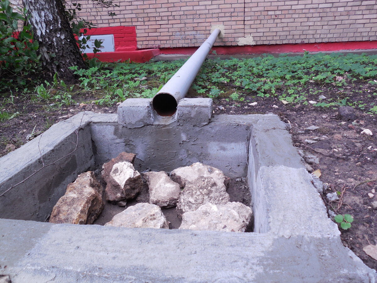 А из этого колодца у соседнего подъезда вода ушла быстро, т.к. дно водопроницаемое