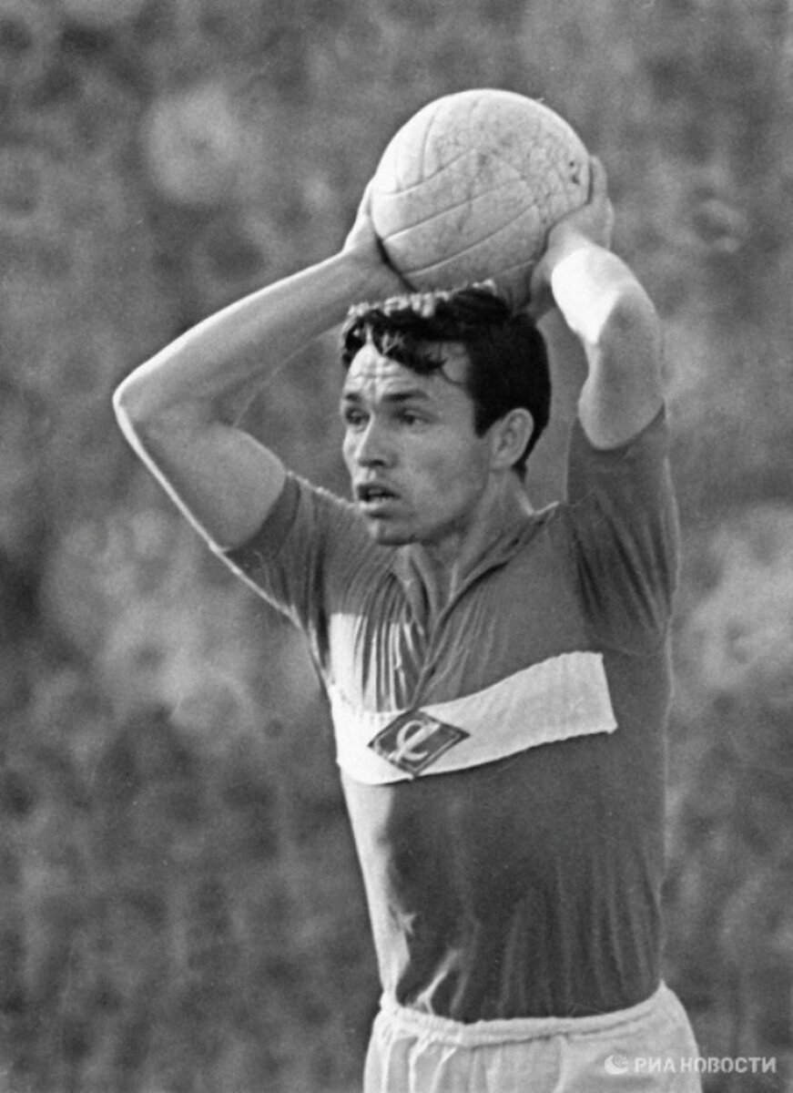 Галимзян Хусаинов или просто "Гиля", как называли его друзья и товарищи по команде был легендой не только московского "Спартака", но и всего советского футбола 1960-х годов. Но, обо всём по порядку.