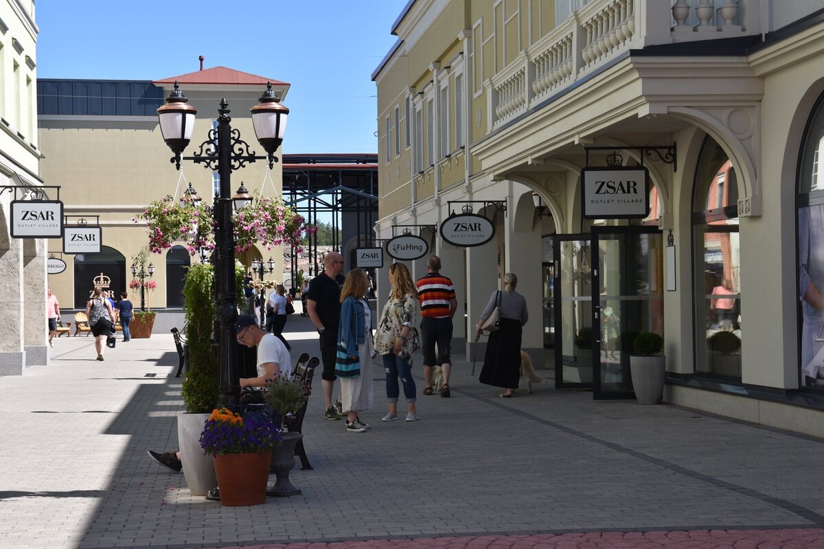 Аутлет деревня царь. Аутлет царь в Финляндии. Zsar Outlet Village. Аутлет Финляндия Торфяновка. ТЦ царь в Финляндии.