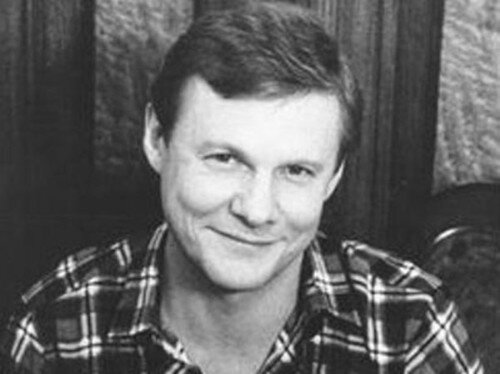 Виталий Соломин – редкого дара актер. Он не сыграл ни в одном проходном фильме - и не нигде не сыграл подлеца.  Он стоит на особой ступени в иерархии отечественных звезд  благодаря своему неимоверному  обаянию: в этом смысле его даже не с кем сравнить. 
Причем в этом обаянии не было ни грамма кокетства или женственности, наоборот, Соломин доказал, что нежность, трогательность и даже  некоторая неловкость не только не портят – украшают мужчину.
В жизни Виталия Мефодьевича была тайна, о которой знал весь Малый театр. Тайна эта связана с долгим и мучительным романом Соломина с одной из красивейших актрис труппы  - Светланой Амановой. Знала об этом и прелестная жена Соломина. Через несколько дней после смерти мужа она дала сумбурное, но довольное откровенное интервью в «МК», где обида и боль от поведения соперницы на похоронах была как свежая, саднящаяся рана. Фамилия Амановой , конечно, не называлась, и мало кто догадывался тогда, о ком шла речь.
Больше никогда ни Мария Соломина, ни сама Аманова нигде и никогда ни слова не произнесли об этом. Хотя, я знаю, глянцевые журналы предлагали Светлане немалые деньги за откровенное интервью.
Но пикантность ситуации заключалась еще и в том, что Аманова – бывшая жена владельца «МК» Павла Гусева. Поговаривали, что бывший супруг, ставший уже после развода с Амановой и  в одночасье крупной политической фигурой, категорически запретил жене что-либо рассказывать о личной жизни – и своей, и его. Гусев щедро помогал Светлане растить их общую дочь Катю.
Питерский друг Соломина рассказывал мне, что страсть Виталия была так сильна, что он даже раздумывал развестись с женой, которую, кстати, нежно любил, и вообще, трепетно относился к семье, к детям.  Что, в конце концов, и перевесило тайную любовь.
