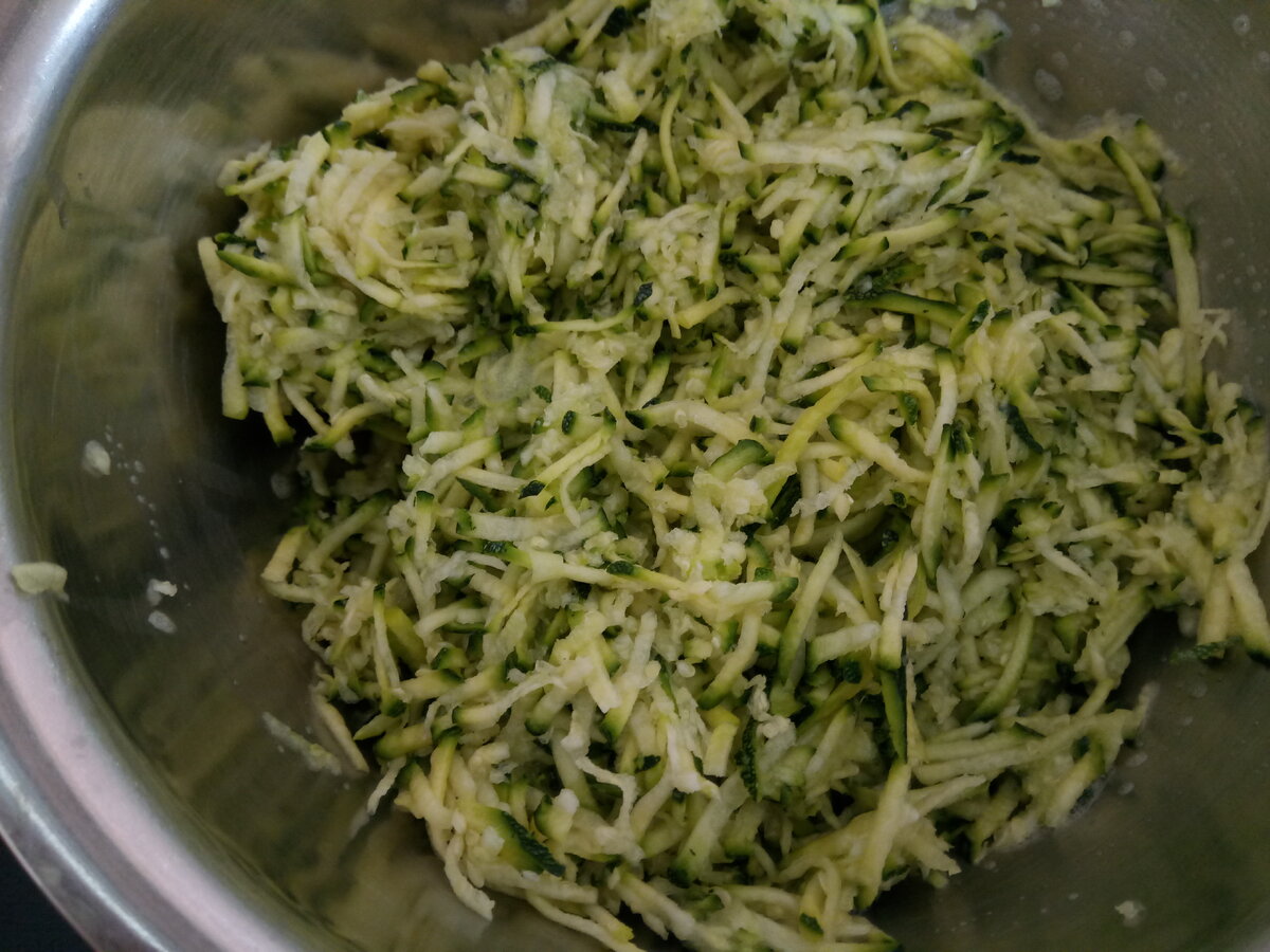 Натертые кабачки. Фото автора канала Е. Сыропятовой.