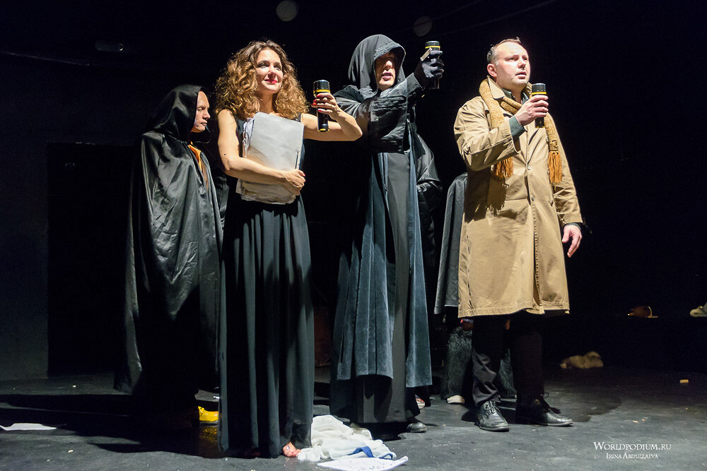 Сцена из спектакля