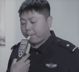 китайский полицейский проверяет себя на алкотесте. Зачем он это делает - читай ниже