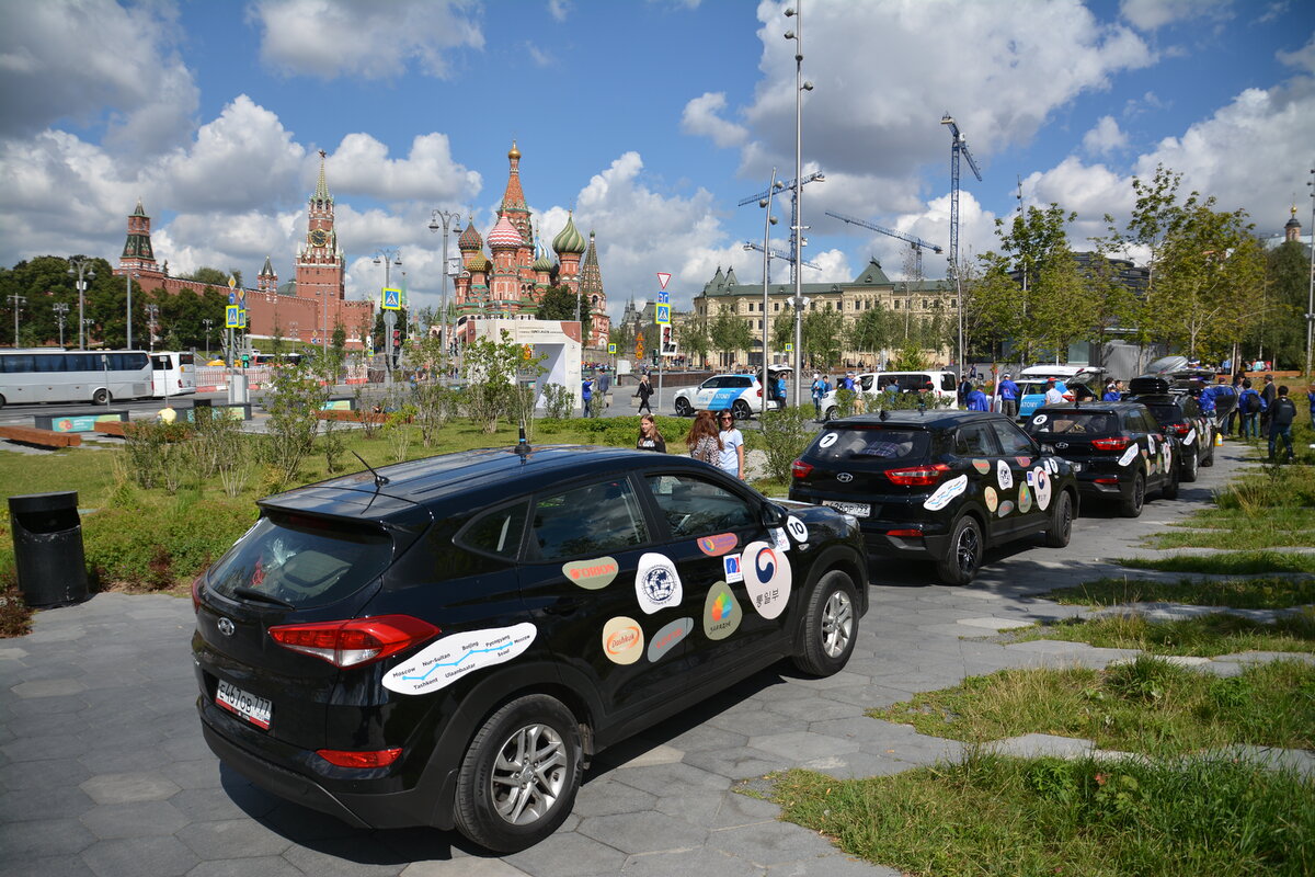 Машины выстроены у стен Кремля в походную колонну согласно плану старта. 