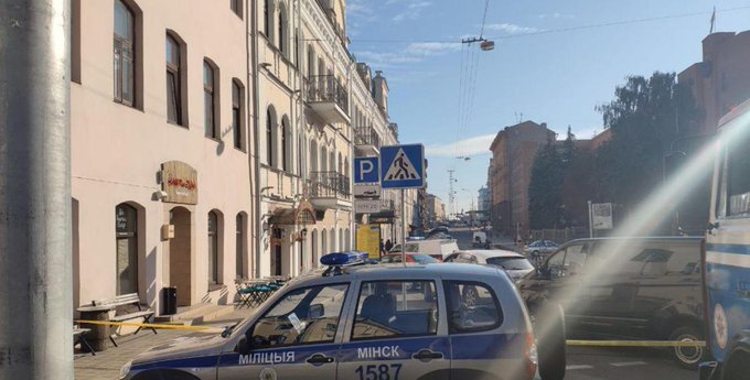 Желтые ленты оцепления вдруг появляются на тихой улочке Минска. 