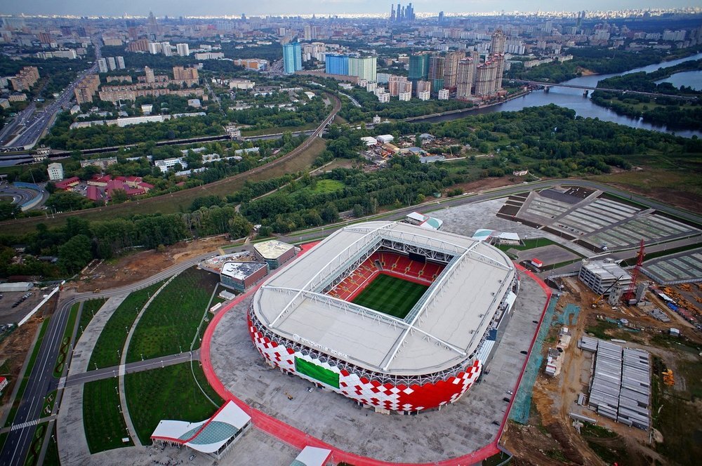 "Открытие Арена" находится рядом с Химкинским водохранилищем и каналом имени Москвы. Фото football-stadiums.ru