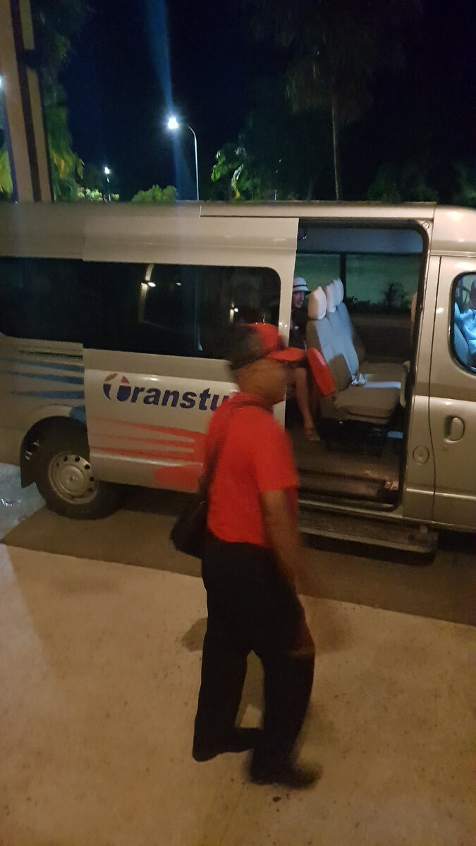 Так выглядит "VIP" транспорт на Кубе. Это китайский фургон