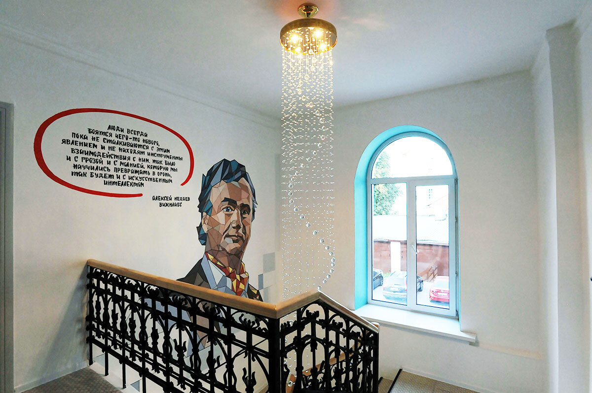 В пространстве закончили ремонт — уже нет запаха краски или строительных материалов. Зато есть белоснежные стены и крутой мотивирующий арт :) 