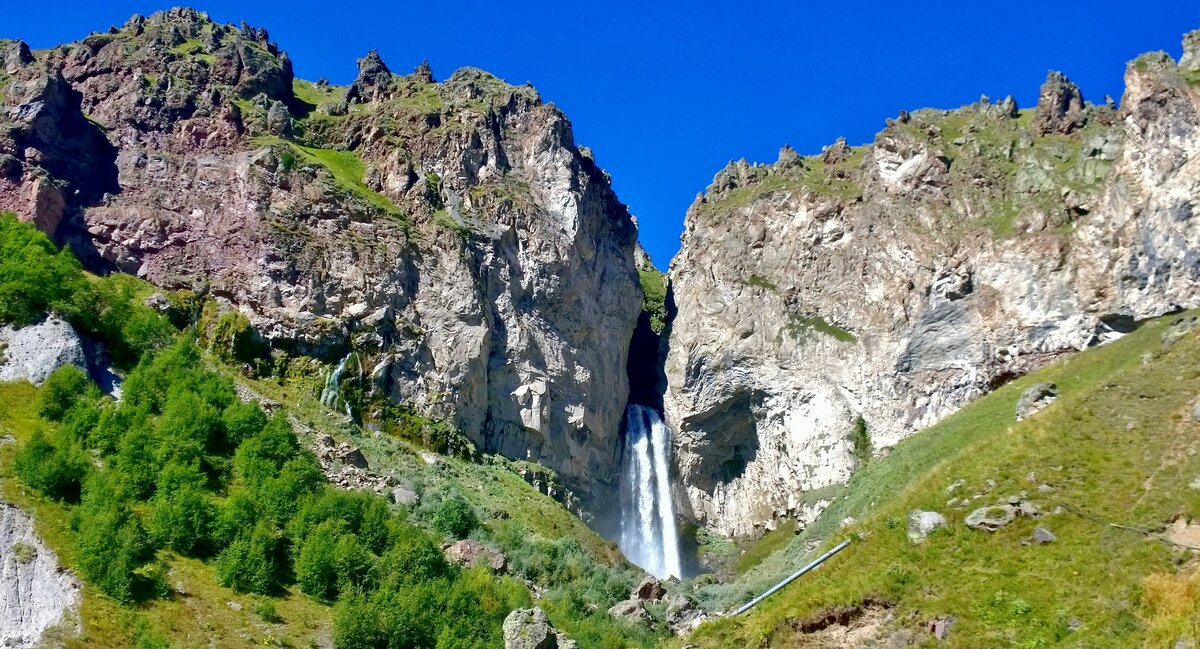 Первый сорокаметровый водопад рядом с источником тёплого нарзана Джилы-Су