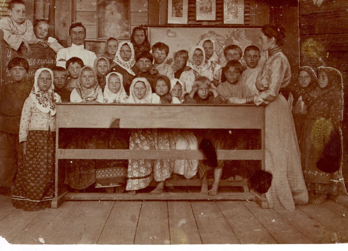 Ксения Боратынская и ее ученики. Мужчина в белой рубахе - Архип Алексеев. 1901-02 годы