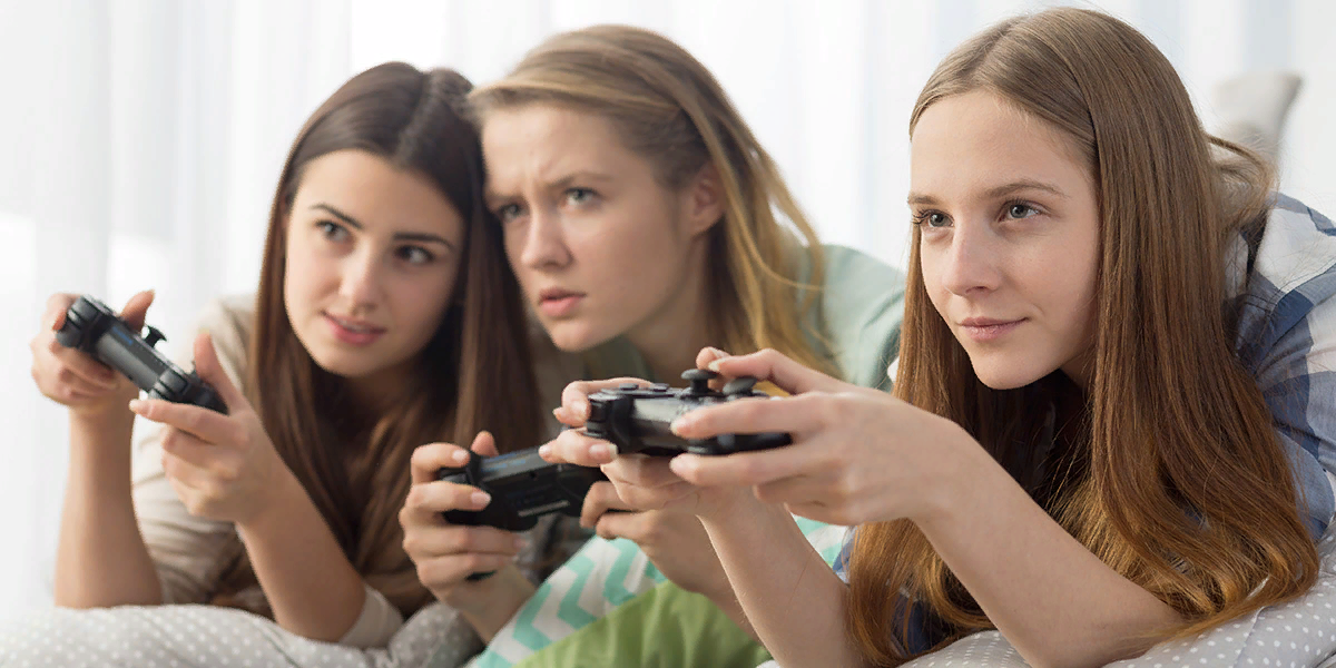 Девочка хочет попробовать. Играющие девушки. Девушки играющие в компьютерные игры. Девушки играющие в Видеоигры. Подросток играет в компьютерные игры.
