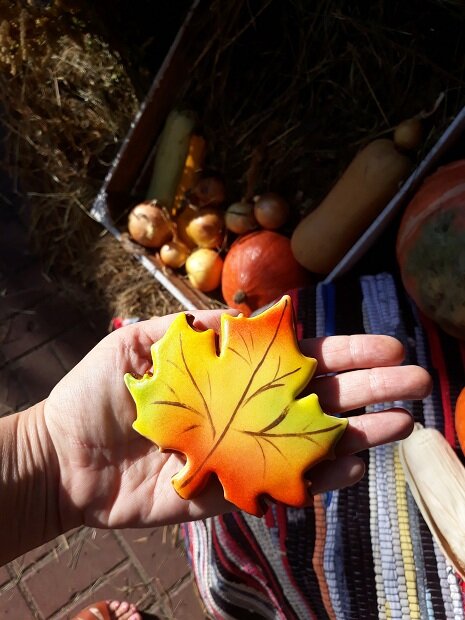 Нижний Новгород, 22 сентября 2018. Вот этот листик-пряник, купленный мной в прошлом году на празднике улице Рождественской, - идеальное средство для борьбы с осенней депрессией - вкусный, яркий, смешной! Пряник уже год как съеден, но фото радует до сих пор. 