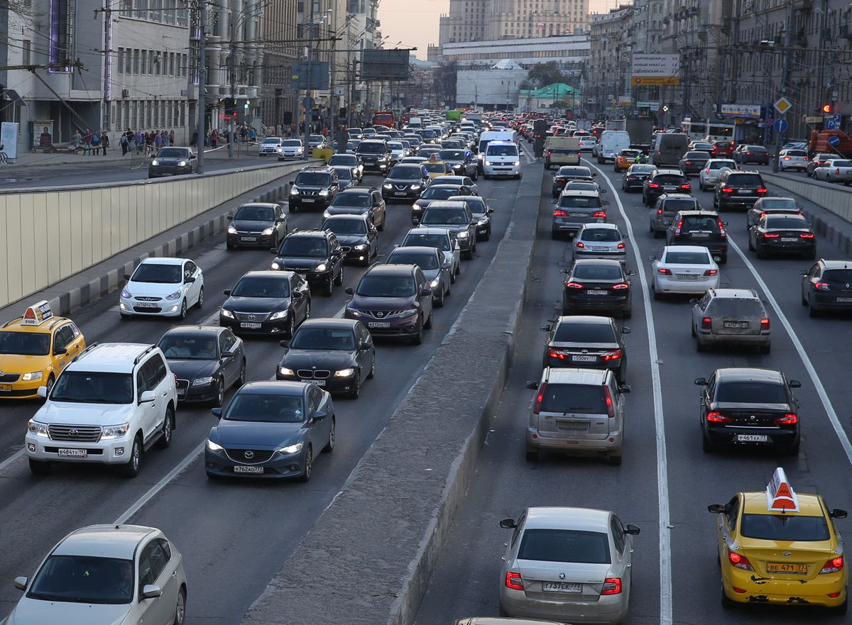 Автомобильный транспорт. Поток машин. Машины в Москве. Пробка машин.