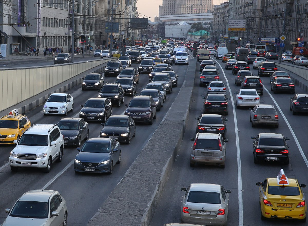 Движение авто. Поток машин. Город движение машин. Машины в Москве. Пробка машин.