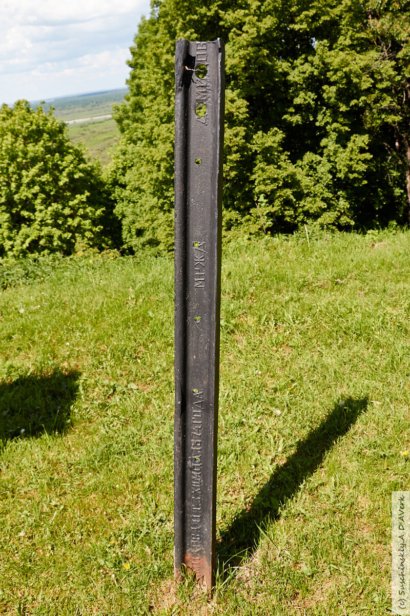 Раритетная накладная часть замка на двери сторожки
Встречающиеся рельсы несут на себе клеймо Демидовых