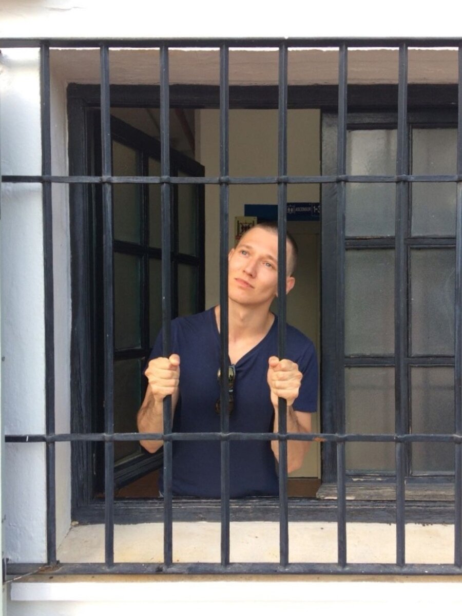 Вот и фотка давнишняя пригодилась. На ней Рома ещё не в курсе что его ждёт, просто повис на какой-то оконной решетке))) 