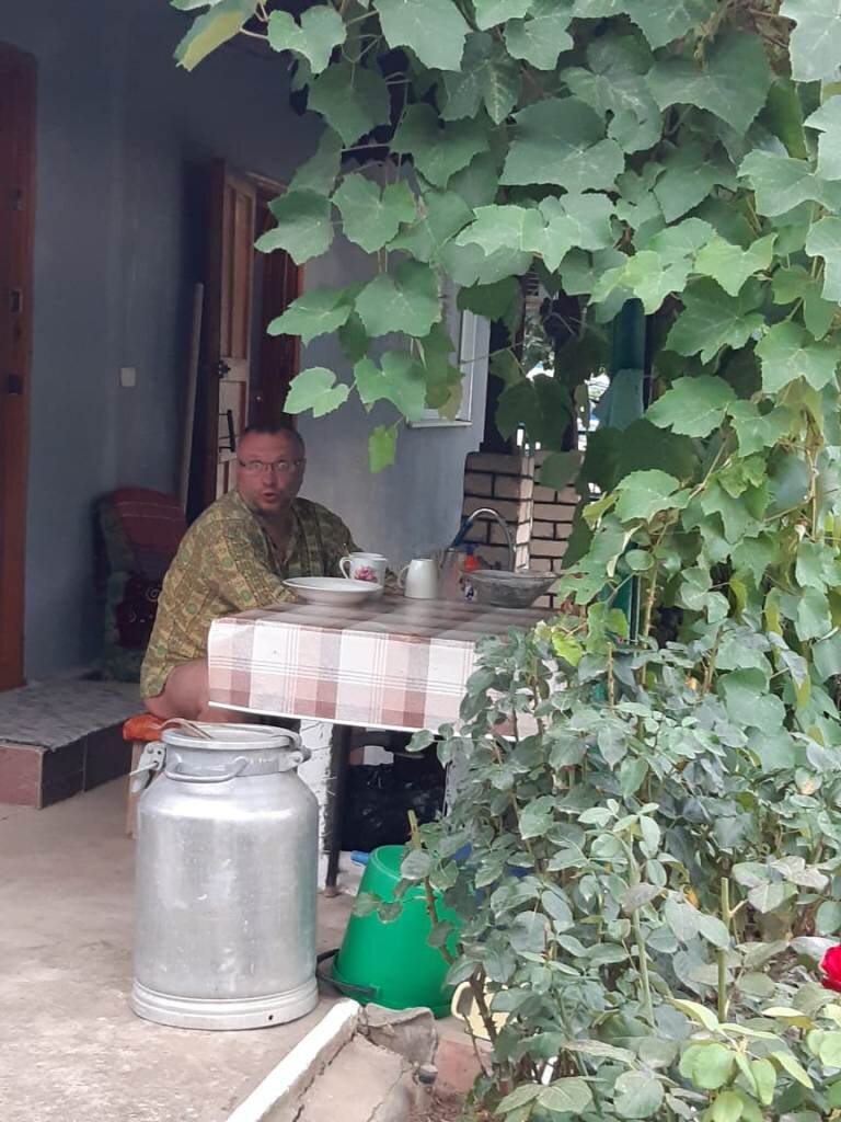 Тот самый домик. Мою посуду у дверей нашей комнаты.