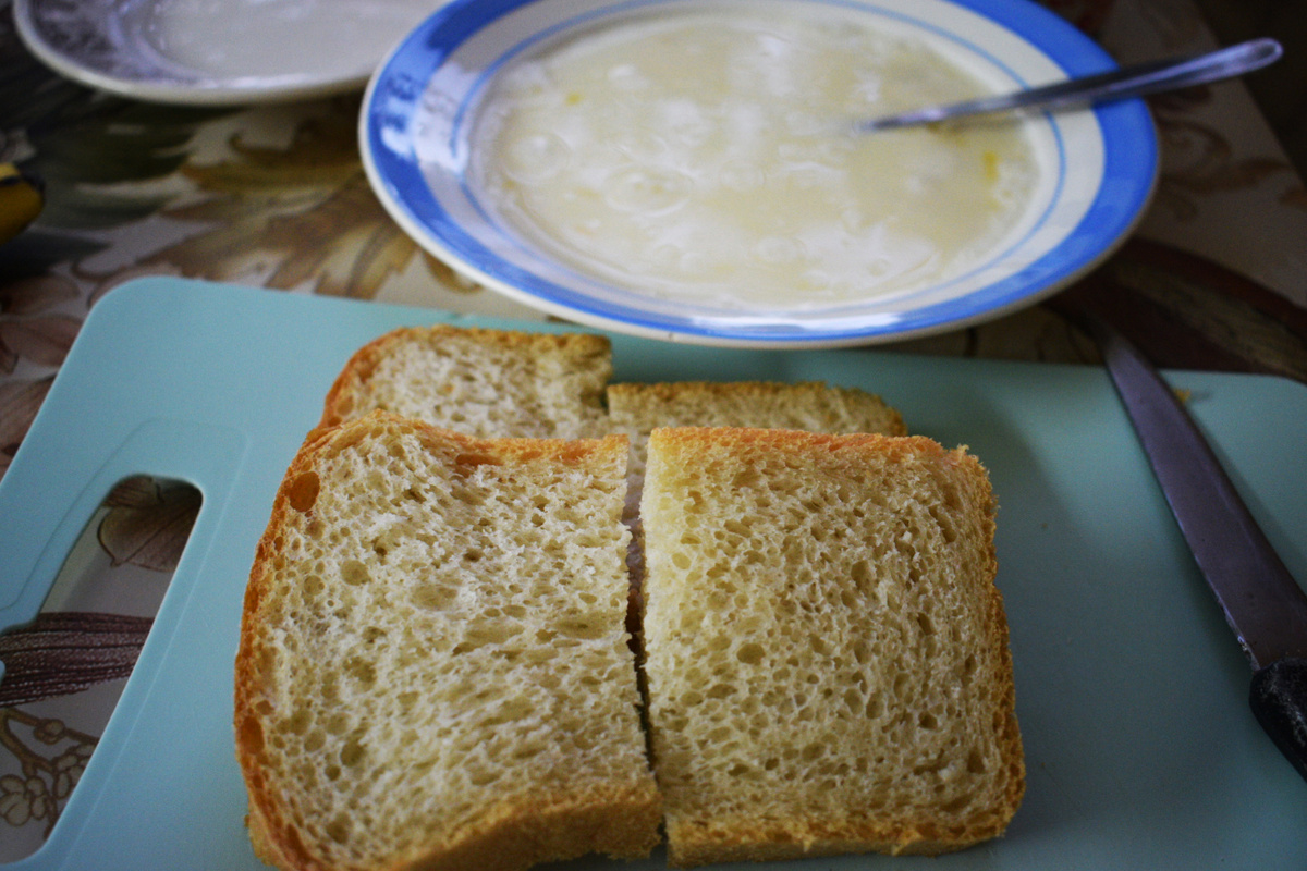 Разрезаем хлеб, смешиваем яйца с молоком.