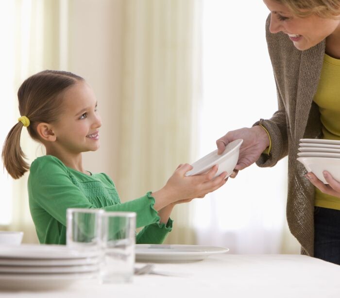 Хвалите ребёнка и благодарите его за помощь вам, ведь он так старается! http://www.psychostics.com/wp-content/uploads/2017/08/Getty_set_table_child_chores_girl_LARGE_KidStock-56a13ed63df78cf77268bd81.jpg