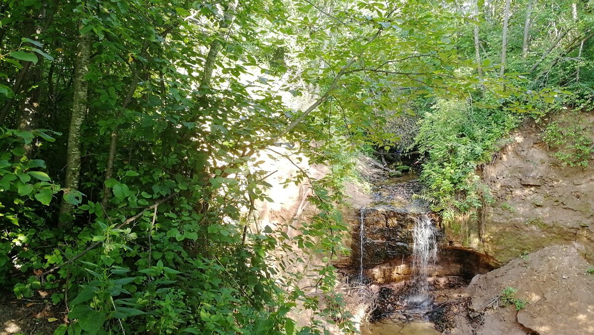 На фото не видно, но когда стоишь рядом, очень похоже на высоту в 4 метра