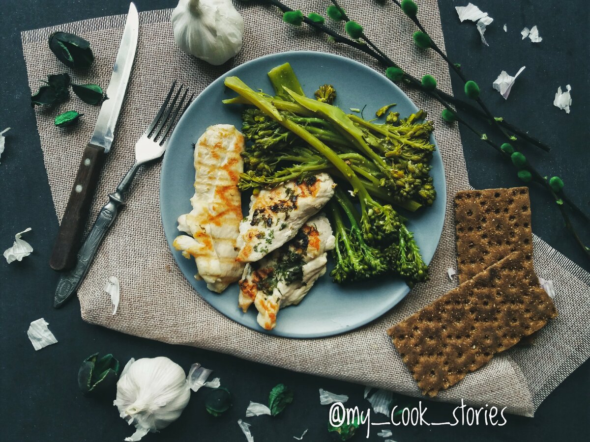 Стэйк из куриной грудки с брокколи 