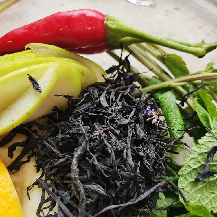 Ещё немного, и все эти прекрасные ингредиенты превратятся в чудесный согревающий чай. 