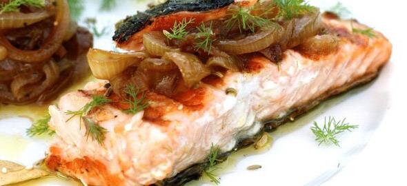 Дикая сёмга под карамелизованным луком