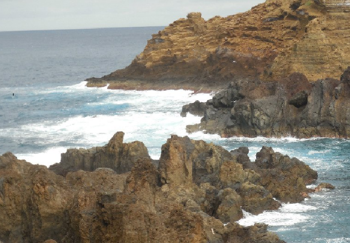 Можно просто стоять и слушать, как шумят волны.