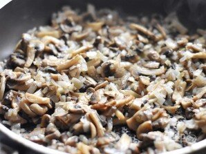 Обжариваем лук с шампиньонами на медленном огне...