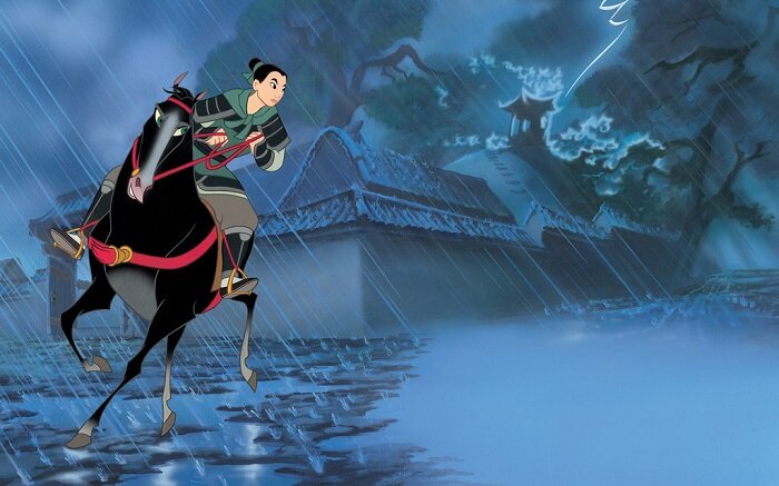 
Кадр из мультфильма *Мулан*.
Кроме того, многие сходятся во мнении, что Мулан — изначально китаизированная монголка. Монгольские девушки ещё долго после того, как их народ влился в семью китайских народов, жили свободнее девушек китайских и умели ездить верхом — за что считались неизящными. Правда, в таком случае в мультфильме анахронизм, ведь хунну — одни из предков монголов, эти два народа пересечься не могли. Настоящая Мулан (точнее, Хуа Мулань) жила в шестом веке,.при императорской династии Суй, которая происходила из китаизированных монголов, и значит, ей пришлось воевать против Тюркского каганата — других противников на севере от Китая не было. Правда, правящий род каганата, Ашина, по легенде, произошёл от царевича хунну (и его жены-волчицы).
