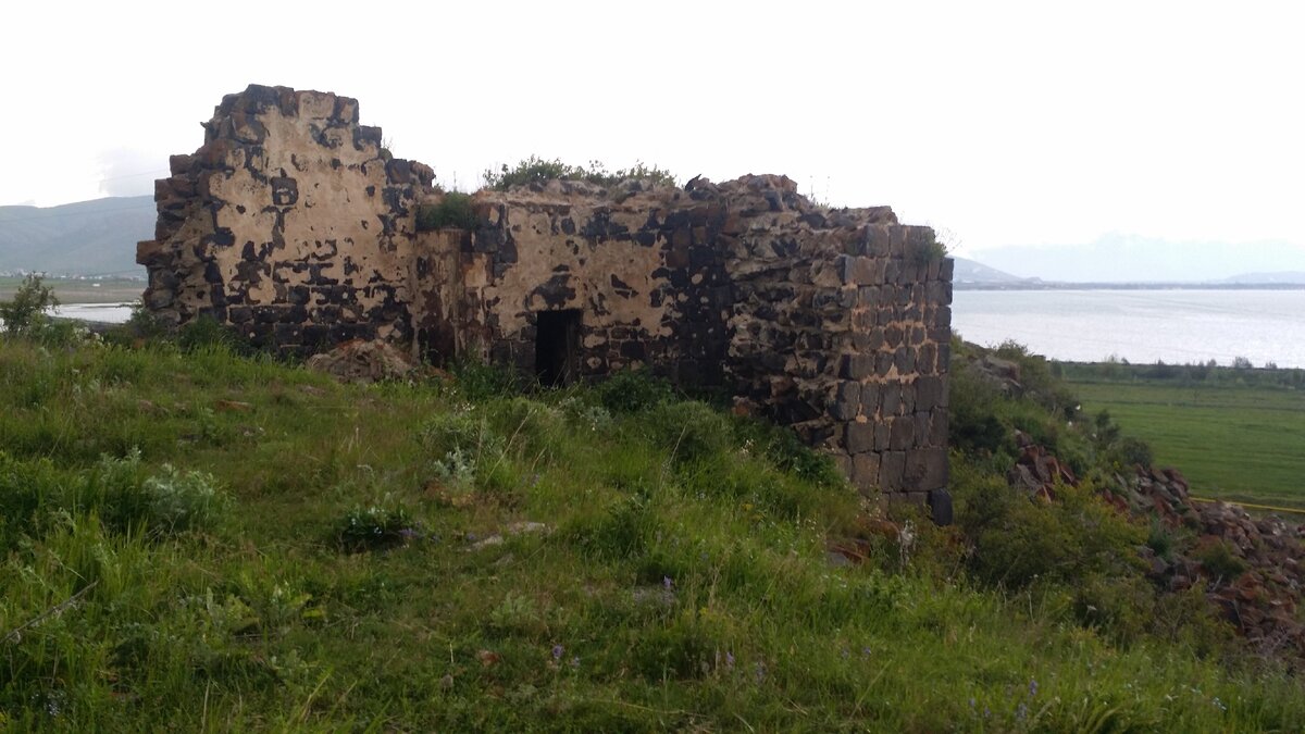 Древняя крепость у берегов Севана, молча хранящая истории прошлого