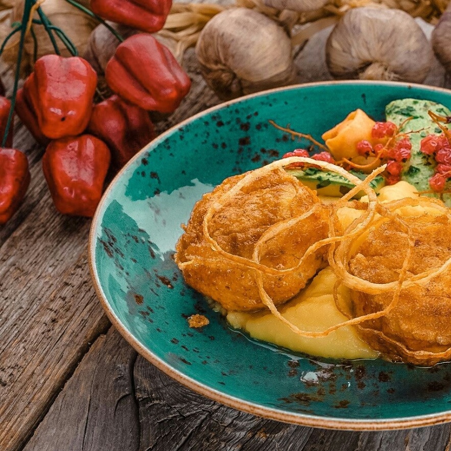 ПЮРЕ С ЖАРЕНЫМ ЛУКОМ И КОТЛЕТОЙ

Моё самое любимое блюдо детства. Больше пюре с котлетой я любила пюре с сосиской. Порадуйте своих домочадцев пюрешкой по особому рецепту💗

🥔Ингредиенты для пюре:
Картофель - 5шт.
Лук репчатый - 2шт.
Масло растительное
Соль, перец - по вкусу

🍛🍽️Ингредиенты для котлет:
Куриная грудка - 1шт.
Лук репчатый - 1шт.
Чеснок - 3 зубчика. 
Яйцо - 1шт.
Хлеб (мякиш) - 3 кусочка. 
Молоко - 100 мл.
Соль, перец - по вкусу
Масло растительное 

Ps: Оставайтесь дома и радуйте своих любимых вкусностями🌺