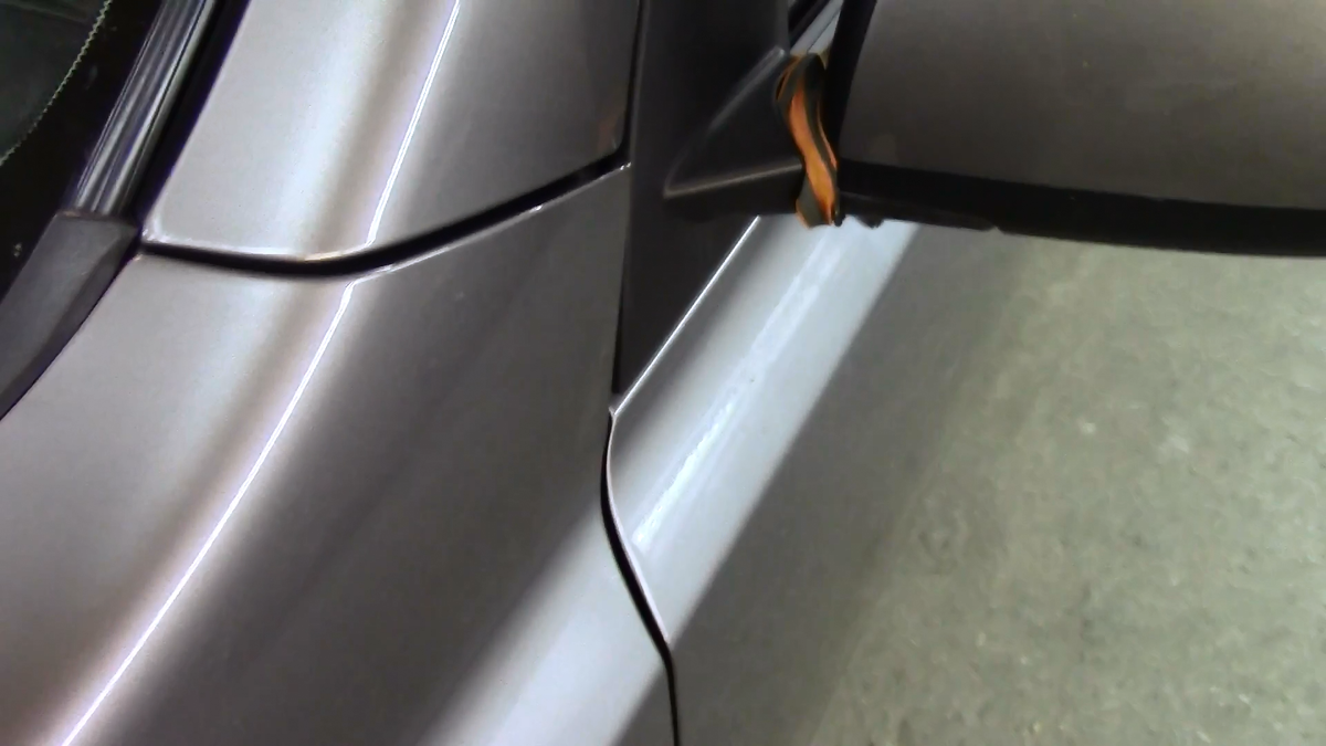 Крыло торчит относительно двери.