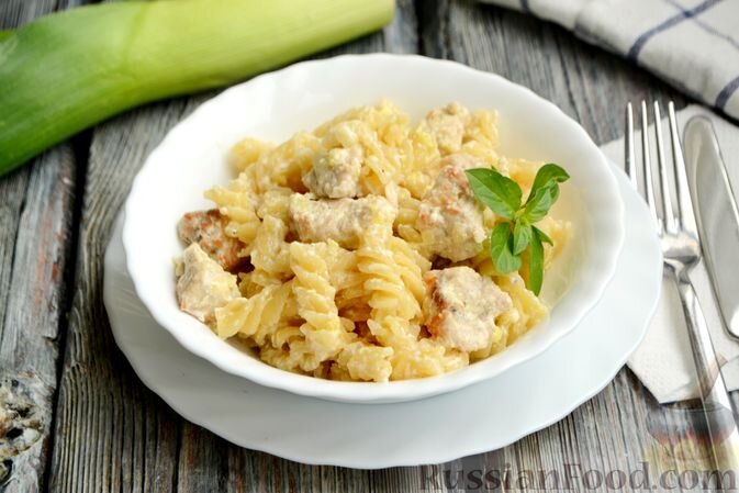 макароны, филе индейки, сливки жирностью 20-25%, лук-порей, чеснок, соль, перец молотый, масло растительное