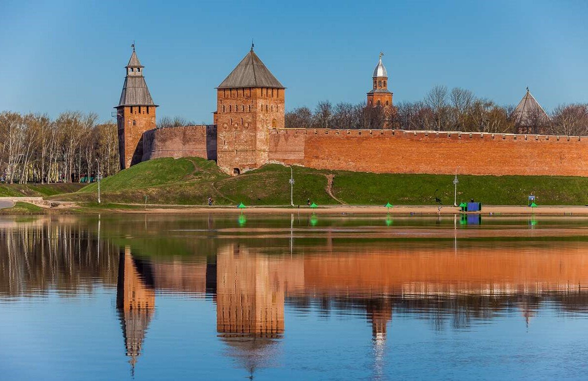 Почему в великом новгороде. Великий Новгород досто. Великий Новгород Главная достопримечательность. Великий Новгород лето. Великий Новгород крепость.